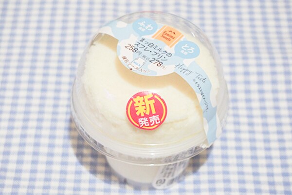 甘くてミルキー!ファミマの「スフレ・プリン」新作は「まっ白ミルク」!