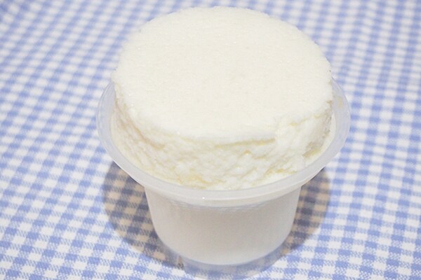 甘くてミルキー!ファミマの「スフレ・プリン」新作は「まっ白ミルク」!