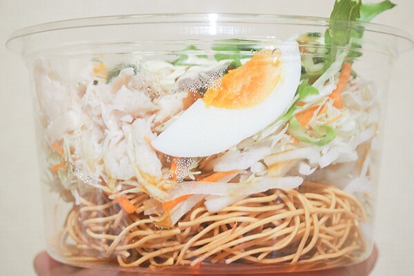 シャキッ、パリッ!ファミマの「パリパリ麺サラダ」を食べてみた