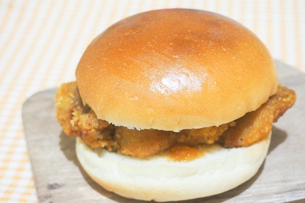 ファミマ「フライドチキンバーガー」がスパイシー＆ボリューミー！