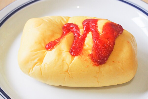 パンだよね…?ファミマの「オムレツみたいなパン」がユニークすぎる!