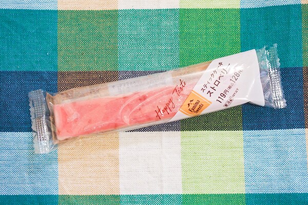 ファミマ「スティックケーキ」新作は甘酸っぱいストロベリー!