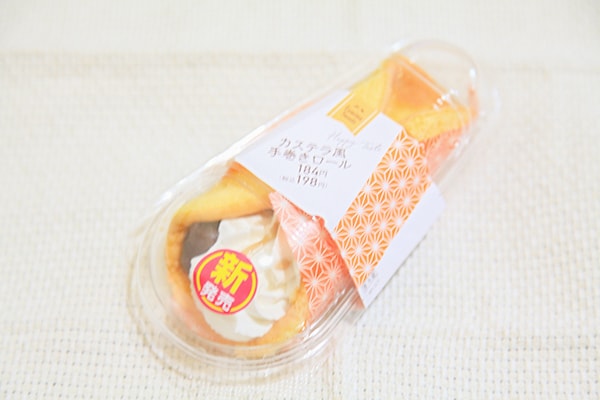 和風で洋風!ファミマの「カステラ風手巻きロール」が不思議!