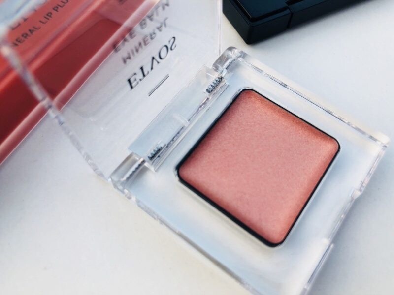 発売10日で欠品、伝説のETVOS ミネラルアイバームの新色見逃すな！