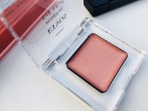 発売10日で欠品、伝説のETVOS ミネラルアイバームの新色見逃すな！