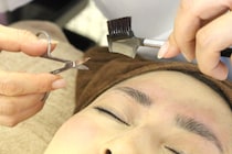 眉毛が整えられない…　1カ月放置したボサボサ眉をプロに整えてもらった