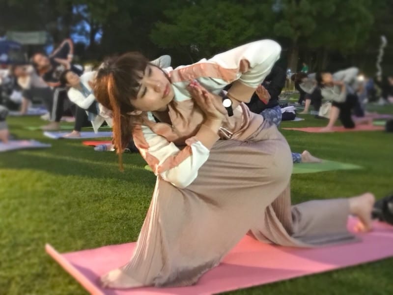 仕事帰りにリラックス! ナイトヨガで新緑を堪能してきた