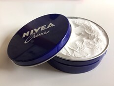 夏でも使えるの!? 「ニベア万能説」を全身使って検証してみた