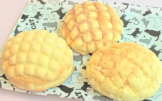 【コンビニグルメ比較】サックリ？　ふんわり？　極上メロンパンはこれ！