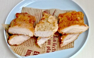 揚げ鶏とななチキとの違いは？　セブンのサラダチキンフライを食べてみた