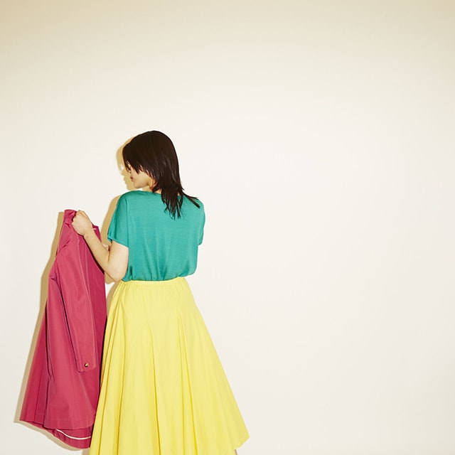 コート：BEAUTY&YOUTH／ニット：UNITED ARROWS／スカート：STYLE for LIVING／サンダル：COMING ATTRACTIONS／ソックス：AURALEE