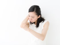 腕・足を出す前に対策！　肘・膝の黒ずみを消すデイリーケアって？