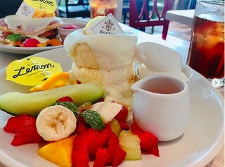 夏もパンケーキが熱い！　旬フルーツどっさりの期間限定メニュー