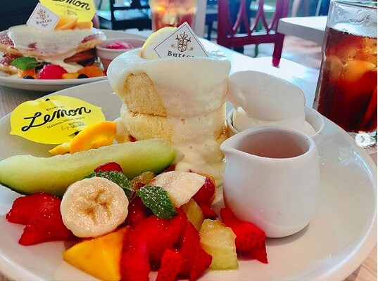 夏もパンケーキが熱い! 旬フルーツどっさりの期間限定メニュー