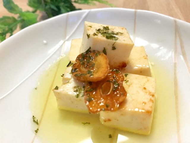 豆腐でヘルシーに!? 簡単アヒージョで楽しみたい意外な食材3選