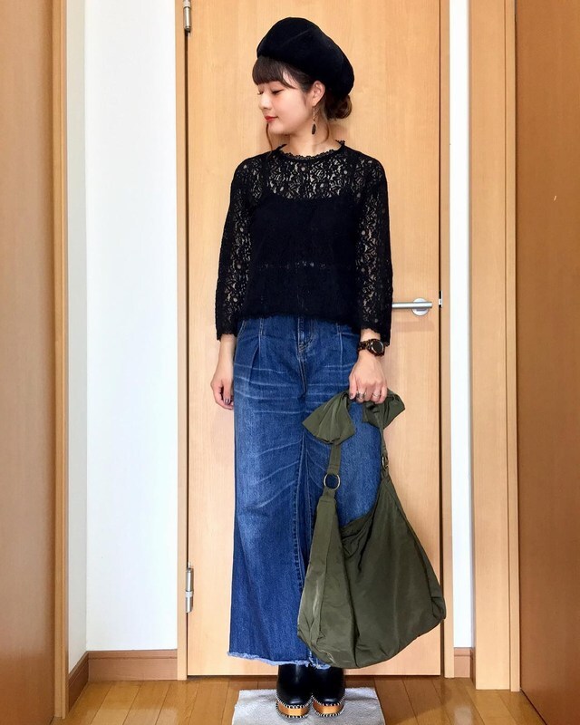 デコルテシースルートップスでほんのり肌見せ 着こなしをチェック