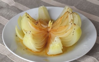 どどんと丸ごと1個！　「コンソメバター玉ねぎ」が罪深いうまさ