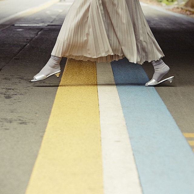 スカート：UNITED ARROWS／ミュール：Boisson Chocolat／ソックス：DORE DORE