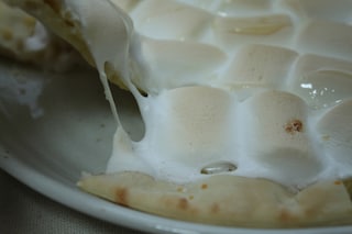 材料2つ、ワンコインで完成！　とろーりマシュマロチーズピザ