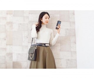 光沢感＆スカラップデザインが可愛い！ ユニクロのシャイニーリブセーター