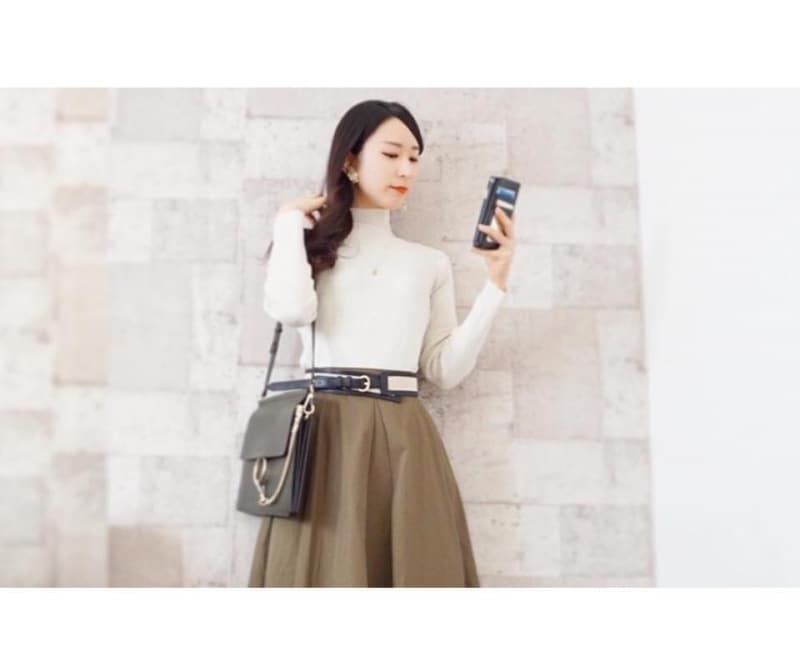 光沢感&スカラップデザインが可愛い! ユニクロのシャイニーリブセーター