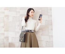 光沢感＆スカラップデザインが可愛い！ ユニクロのシャイニーリブセーター