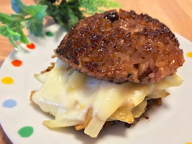 お米炊くの忘れちゃった… コンビニおにぎりに一手間で絶品アレンジ