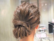 ゆるっと色っぽい！　「メッシーハーフアップ」お団子ヘアでこなれ感