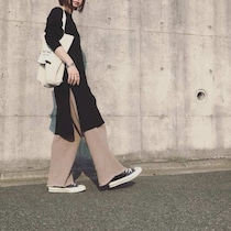 ヘルシーな抜け感、トップスもボトムスもスリットアイテムに注目！