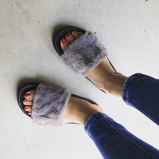 500円で買えちゃう！　3COINSのファーサンダルを要チェック