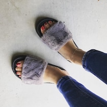 500円で買えちゃう！　3COINSのファーサンダルを要チェック