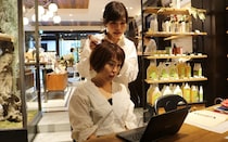 カラー退色やパサつきの原因！ 紫外線から髪を守る真夏のヘアケア