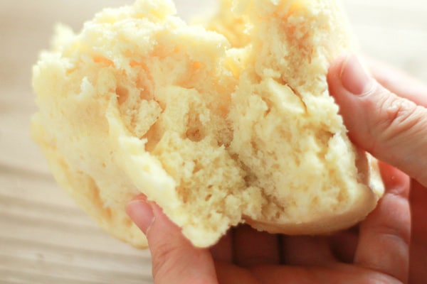 材料2つをレンチン4分！モッチモチ「お豆腐蒸しパン」で幸せすぎる【ズボラ飯】