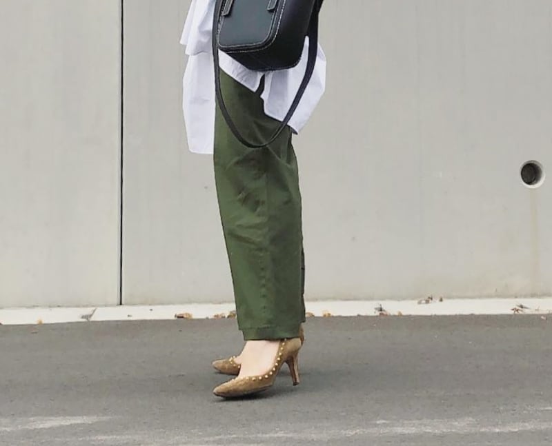 カジュアルなのに美シルエット! ユニクロのハイウエストチノワイドパンツ