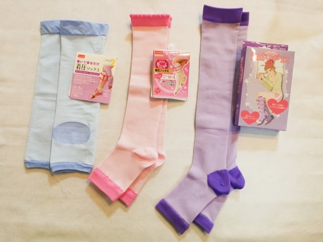 100円で効果はいかほど? ドンキとダイソーの着圧ソックス履き比べてみた