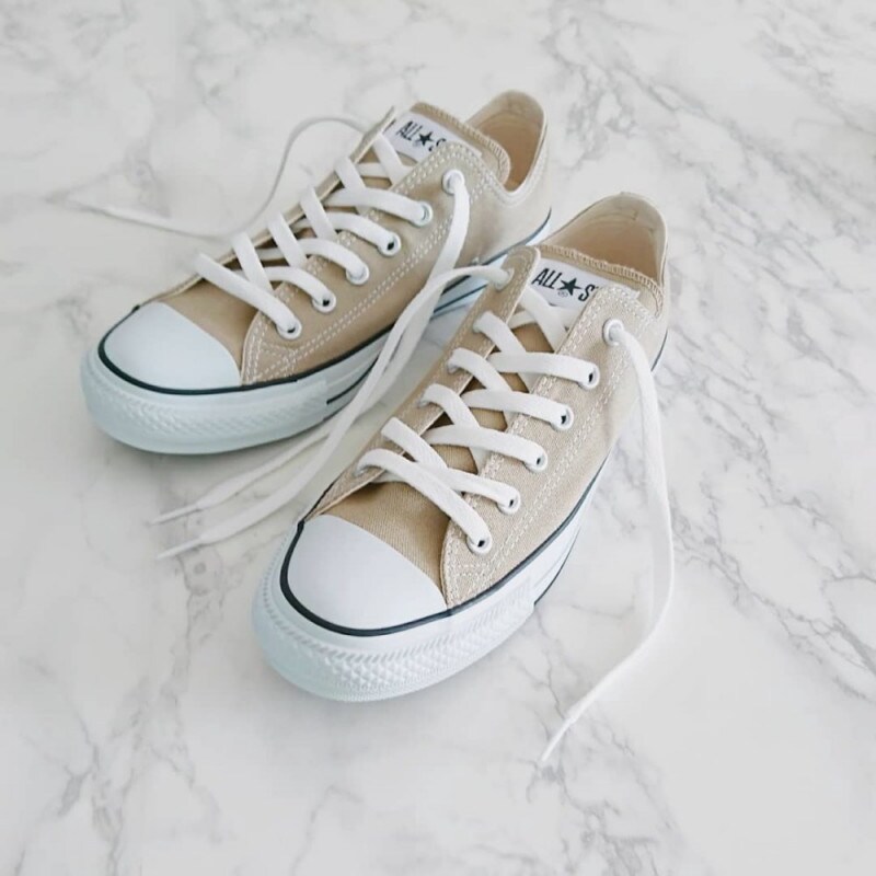 足元を軽やかに! ベージュコンバースで作る春コーデ