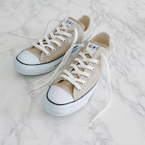 足元を軽やかに！　ベージュコンバースで作る春コーデ