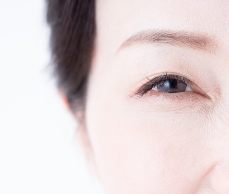 目の周りは特に乾燥しやすい?! 保湿とエイジングケアで潤い目元へ!