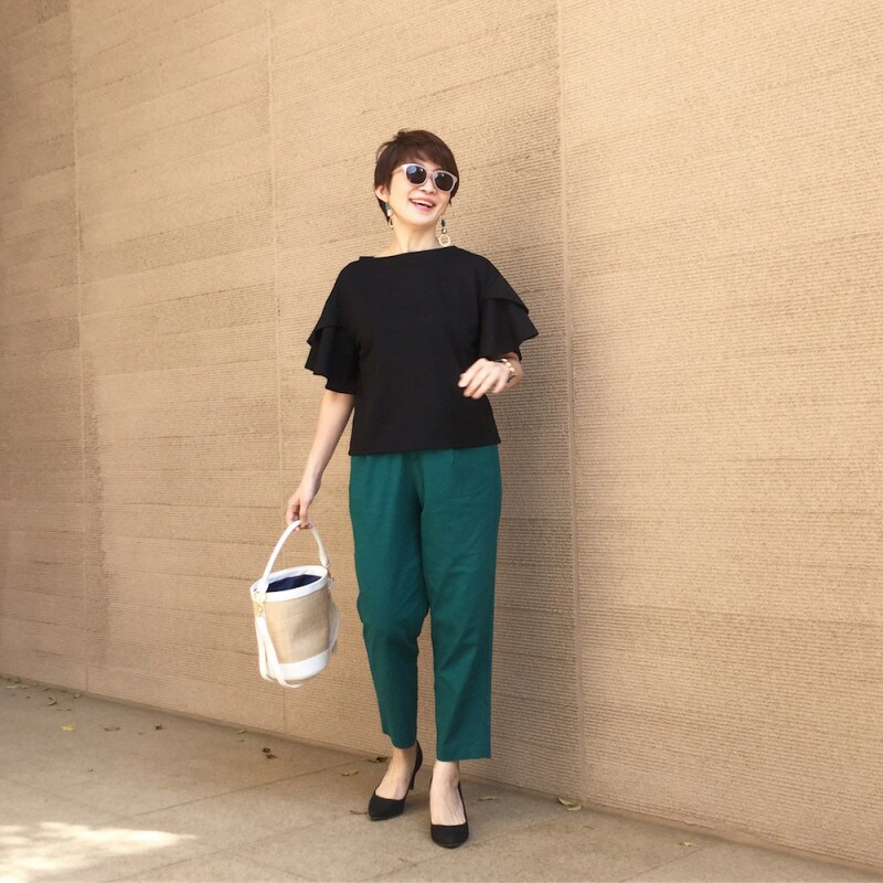 レース、フリル、リブにデコルテ見せ！　旬アイテムはGUの990Tで賢くゲット