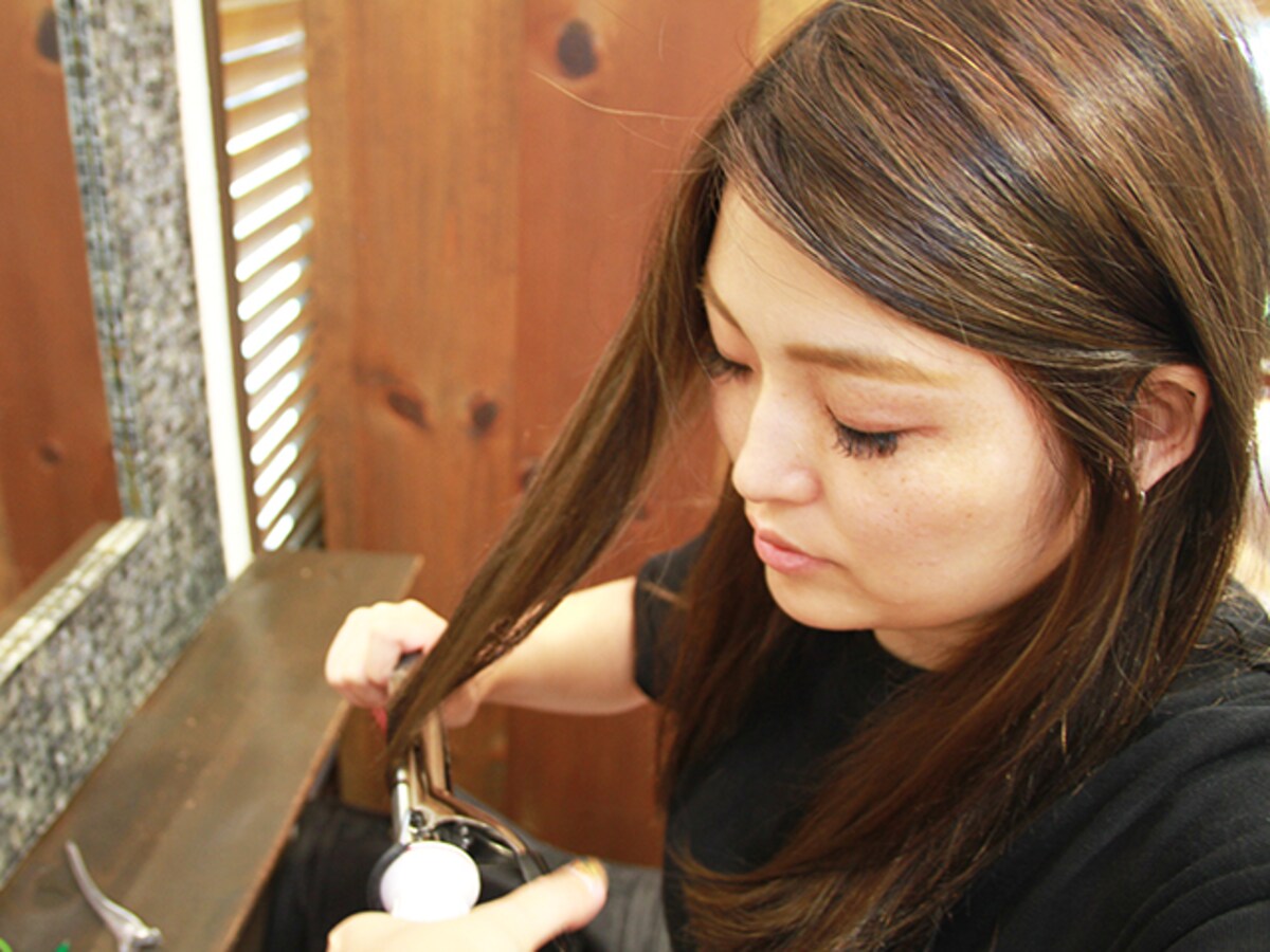 家で簡単に作れる！　美容師に聞いた、ゆるふわカールの作り方
