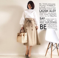 今、最も旬なアイテム！　GUのトレンチ風スカートでフェミニンコーデ