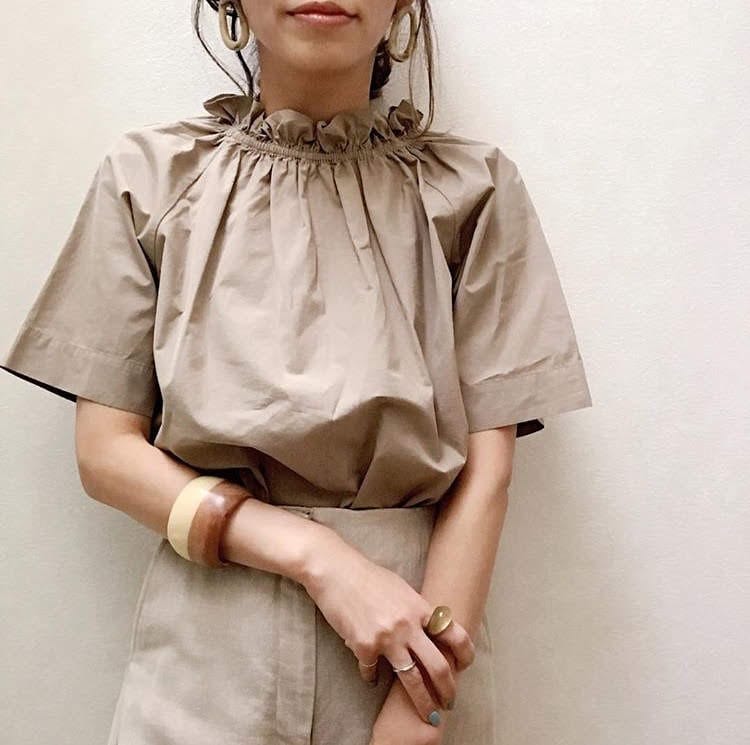 デコラティヴな襟が◎! ユニクロのコットンブラウスで華やか夏コーデ