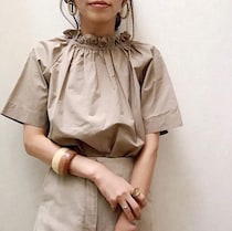 デコラティヴな襟が◎！　ユニクロのコットンブラウスで華やか夏コーデ