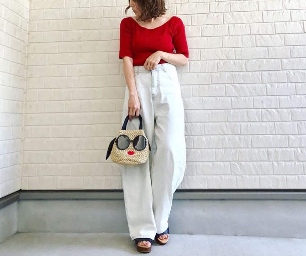 サングラスがポイント！　a-jolieのかごバッグでシンプルコーデにアクセント