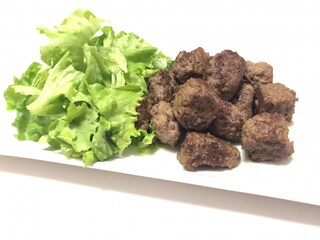 給料日前でも肉が食べたい！　ひき肉のなんちゃってサイコロステーキ