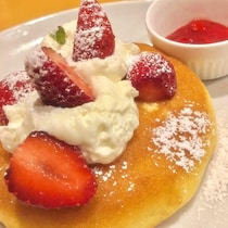 シーズンスイーツはファミレスで！　季節限定の苺スイーツを紹介！