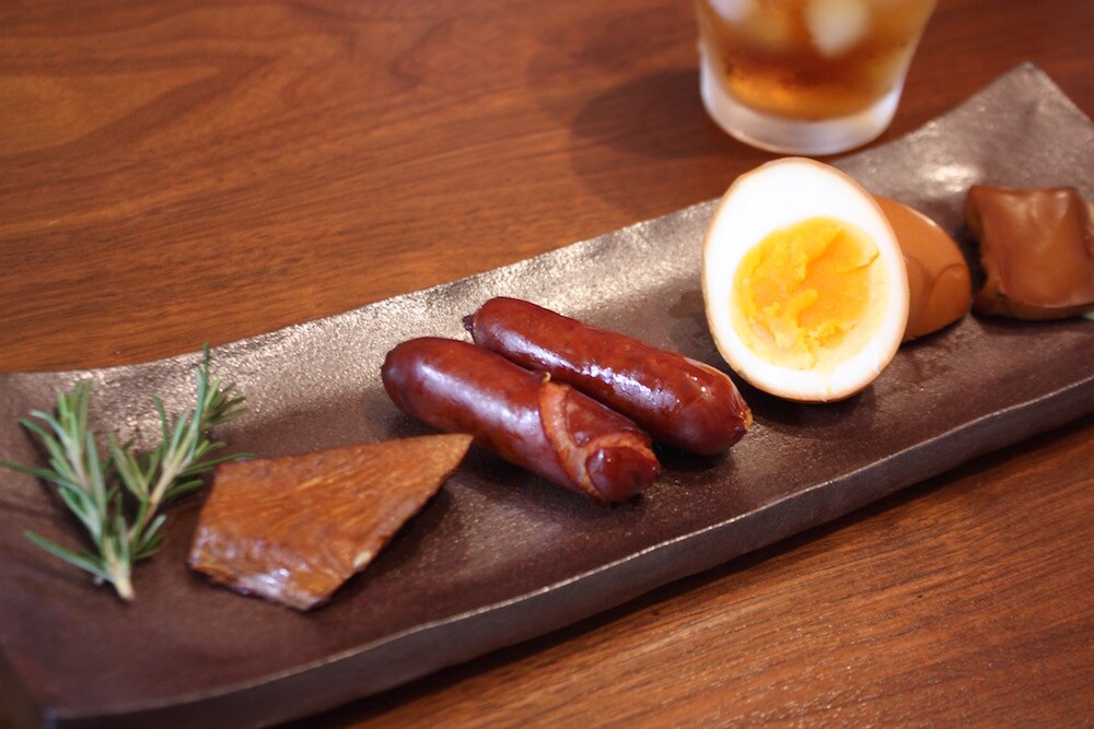 簡単だけど本格的！　家にあるもので作れる麦茶燻製がおいしい