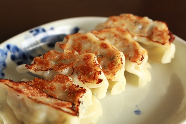 使うのはお湯だけ! パリパリの焼き餃子が作れる裏技