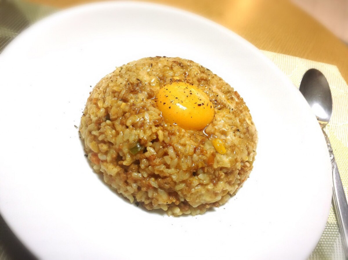 チーズ×卵の黄金コンビ！　残り物カレーで作る絶品リゾット