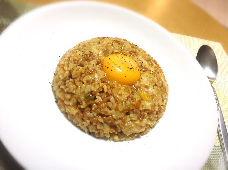 チーズ×卵の黄金コンビ！　残り物カレーで作る絶品リゾット